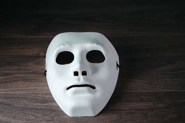 Masque anonyme blanc sur la table - Photo, image