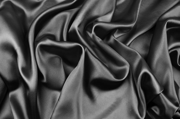 Primer plano de tela de seda negra ondulada - Foto, imagen