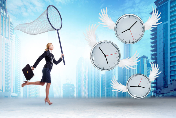 Termin koncepcja z businesswoman łapanie zegarów - Zdjęcie, obraz