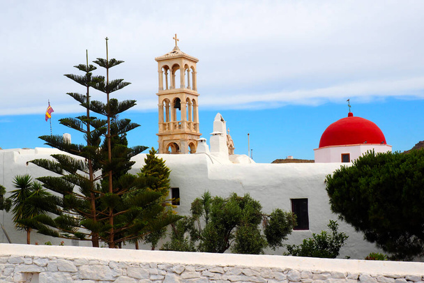 Das berühmte Kloster Panagia Tourliani, im Dorf Ano Mera, im Zentrum von Mykonos, der wunderschönen griechischen Insel der Kykladen im Herzen der Ägäis - Foto, Bild