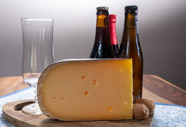 Emparelhamento de queijo e cerveja, cerveja belga e queijo de leite de vaca amarelo velho de Bruges, Bélgica - Foto, Imagem
