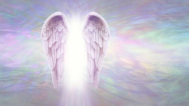 Angelic Light Being Message Template - Par de asas de anjo lilás com luz branca brilhante entre contra um pastel gasoso etéreo fluindo fundo de formação de energia colorida com espaço de cópia ideal para um tema espiritual - Foto, Imagem