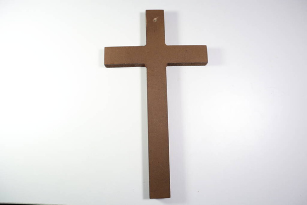 Christian Brown Puinen Crosse ja Rosary valkoisella taustalla - Valokuva, kuva