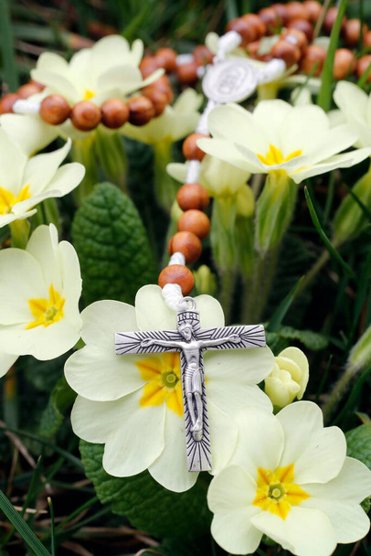 Весной. Розарий четки с Иисусом на кресте.  - Фото, изображение