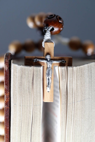 Деревянные четки на библии. Религиозный символ.  - Фото, изображение