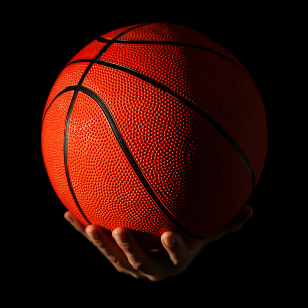 Mãos segurando bola de basquete
 - Foto, Imagem