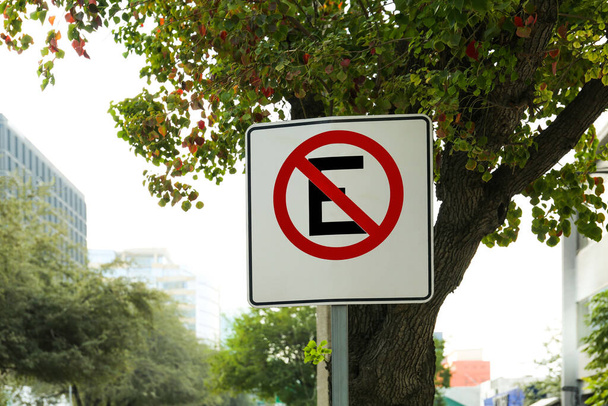 Road sign No Parking on city street. Traffic rules - Foto, imagen