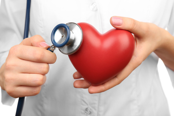 Stethoscoop met hart in handen van de arts - Foto, afbeelding