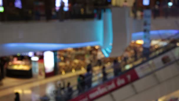 abstrakte Unschärfe Hintergrund von Einkaufszentrum und Menschenmenge zu Fuß Rolltreppe im Einkaufszentrum mit Bokeh - Filmmaterial, Video
