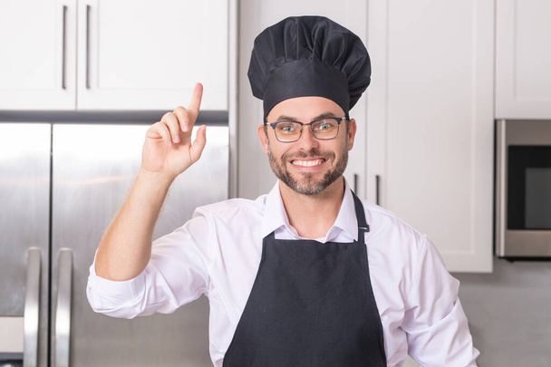 Idée de nourriture. Portrait de chef, cuisinier ou boulanger. Homme en chapeau de cuisinier et cuisinier uniforme cuisine sur cuisine - Photo, image