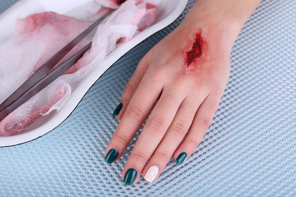 Main blessée avec du sang
 - Photo, image