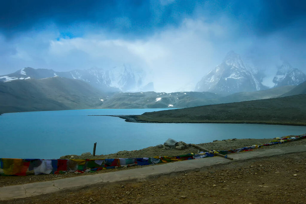 Gurudongmar Lake, uno dei laghi più alti del mondo e l'India, 17.800 ft, Sikkim, India. Considerato sacro da buddisti, sikh e indù. Il lago prende il nome dal Guru Padmasambhava, Guru Rinpoche. - Foto, immagini