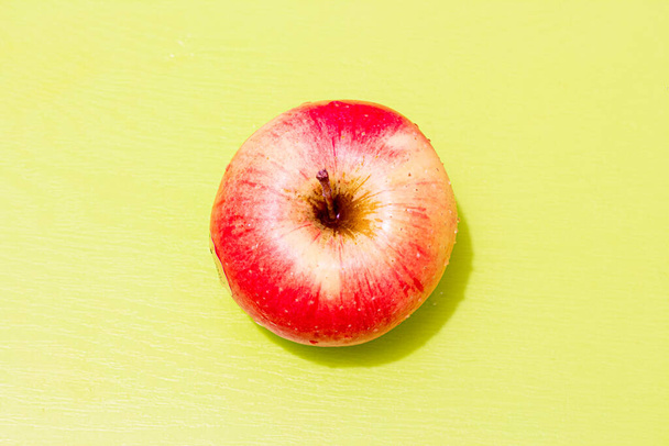 Una mela rosa rossa, vista dall'alto. - Foto, immagini