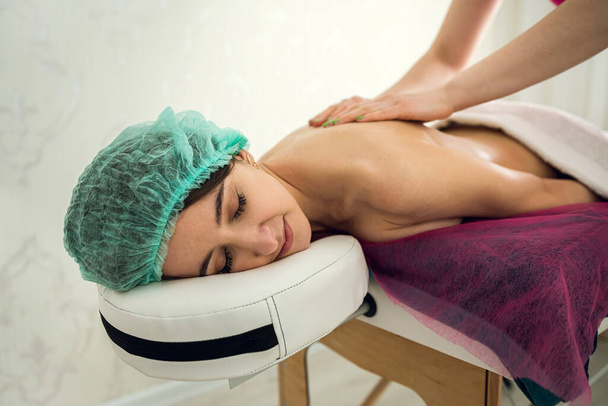 жінка-масажистка робить антицелюлітний масаж для схуднення на спині до жіночого клієнта, концепції здоров'я та краси
 - Фото, зображення
