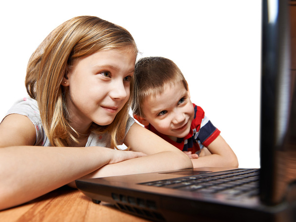 Children looking to laptop - 写真・画像
