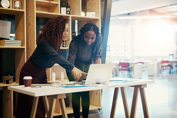 O sucesso requer um planejamento adequado. duas mulheres de negócios discutindo algo em um laptop no escritório - Foto, Imagem