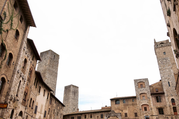 Picturesque view of Tuscany towns central square. San Gimignano is a small walled medieval hill town in the province of Siena, Tuscany, north-central Italy. Known as the Town of Fine Towers. - Φωτογραφία, εικόνα