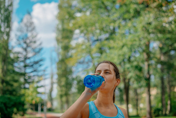 Egy vonzó női sportoló ivóvíz - Fotó, kép