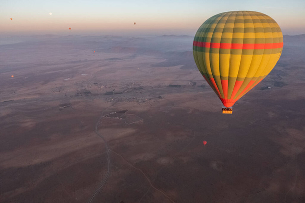 マラケシュ砂漠のパノラマビューで穏やかな熱気球に乗る。高品質の写真 - 写真・画像