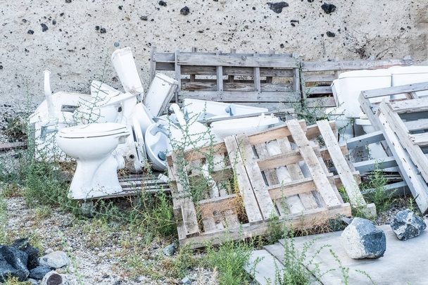 Basura y restos de edificios abandonados a lo largo de la costa de la isla Santorini en Grecia - Foto, imagen