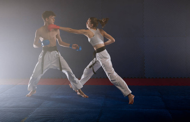 Zwei junge und starke Karate-Freunde kämpfen im Karate-Club - Foto, Bild
