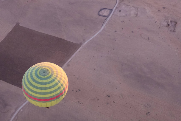 Widok z lotu ptaka balony na gorące powietrze szybujące po niebie Marrakeszu. Wysokiej jakości zdjęcie - Zdjęcie, obraz