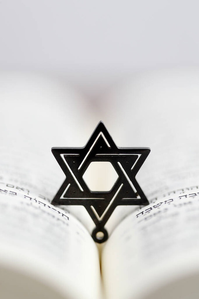 Estrela judaica ou estrela de David em uma Torá. Símbolo religioso.  - Foto, Imagem