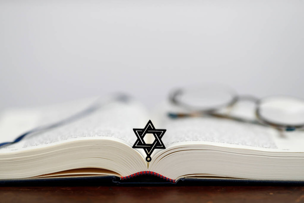Torah ouverte, étoile de David et paire de lunettes. Symbole religieux.  - Photo, image