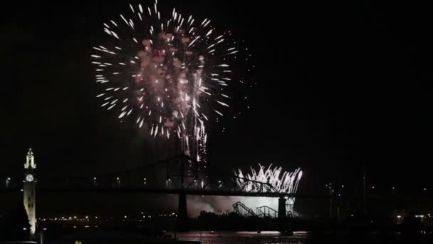 Feuerwerk in der Nacht über Brücke - Filmmaterial, Video