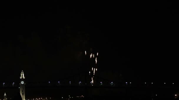 Fajerwerki w nocy przez most - Materiał filmowy, wideo