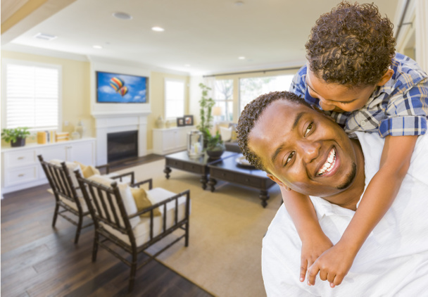 Africano American Pai e Filho Raça Mista na Sala de estar
 - Foto, Imagem