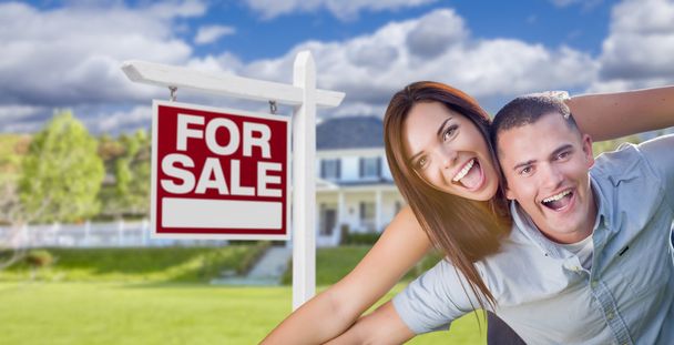 Askeri çift ile ev satışı işareti için önünde - Fotoğraf, Görsel