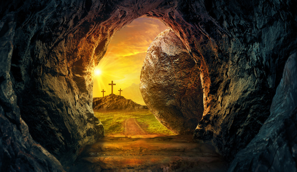 Prázdná hrobka Ježíše s kříži v pozadí. - Fotografie, Obrázek