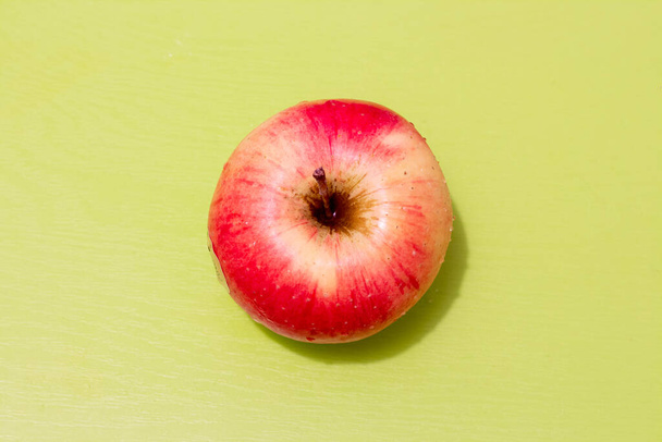 Egy vörös rózsa alma, felülnézetből. - Fotó, kép