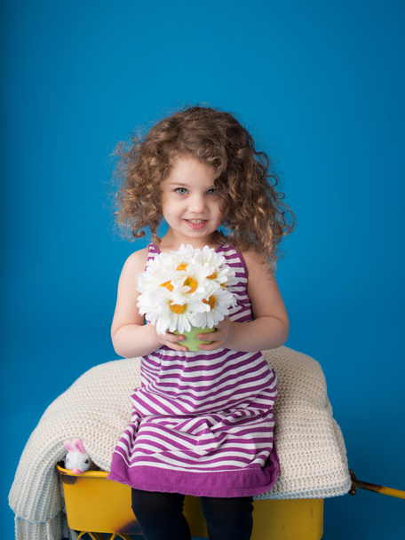Criança risonha sorridente feliz: menina com cabelo encaracolado
 - Foto, Imagem