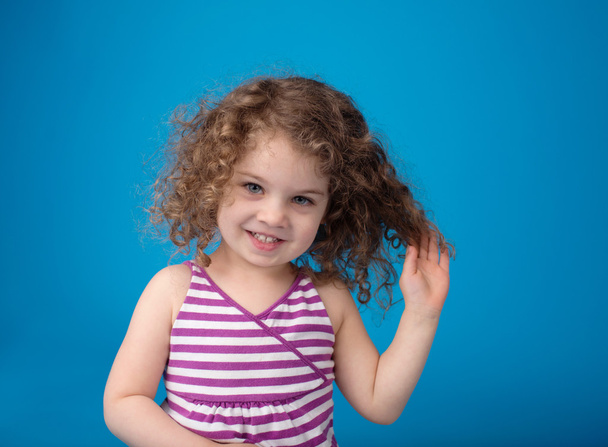 Gelukkig lachend lachen Child: Meisje met krullend haar - Foto, afbeelding