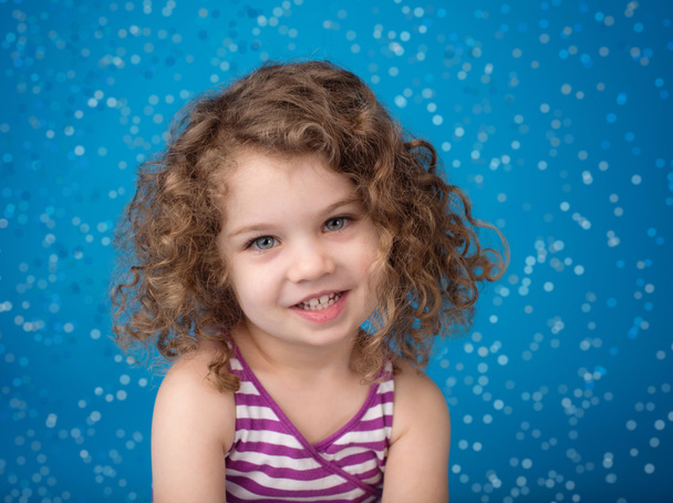Gelukkig lachend lachen Child: Blauwe achtergrond ijzige bevroren Snowfla - Foto, afbeelding