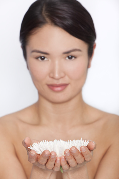 Beautiful Japanese Asian Woman Holding White Chrysanthemum Flowe - Foto, Bild