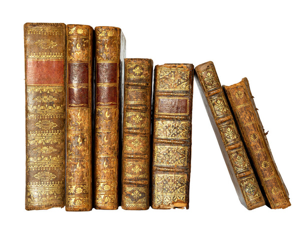 Fila di libri antichi con copertina in pelle e ornamenti dorati su fondo bianco isolato - Foto, immagini