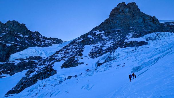 Direction to the summit via the glacier - Фото, зображення