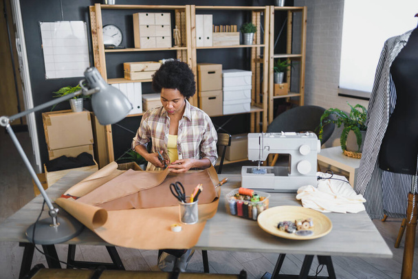 afro-amerikai női szabó dolgozik az irodában - Fotó, kép