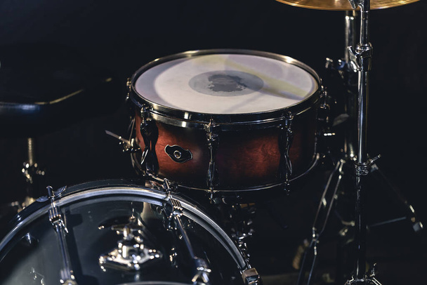 暗い背景でスネアドラム,ドラムキットの一部,音楽コンサートのコンセプト. - 写真・画像