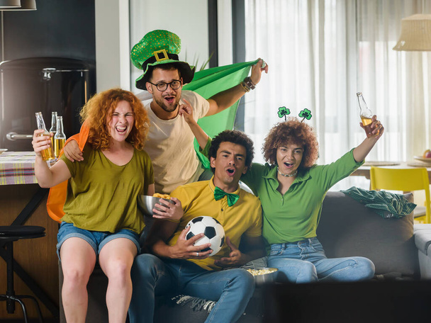 grupa przyjaciół oglądających futbol, pijących piwo - Zdjęcie, obraz