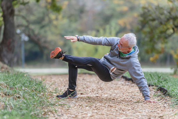 senior man doing exercises outdoors - Fotografie, Obrázek