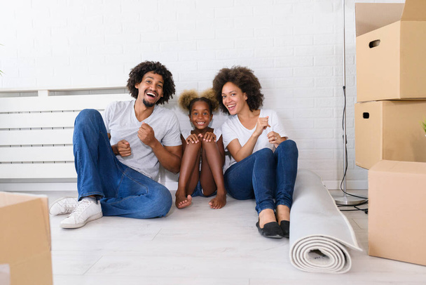 Afrikanisch-amerikanische Familie bezieht neue Wohnung - Foto, Bild