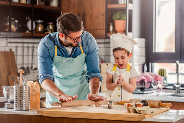 padre cocinar con hijo juntos - Foto, Imagen