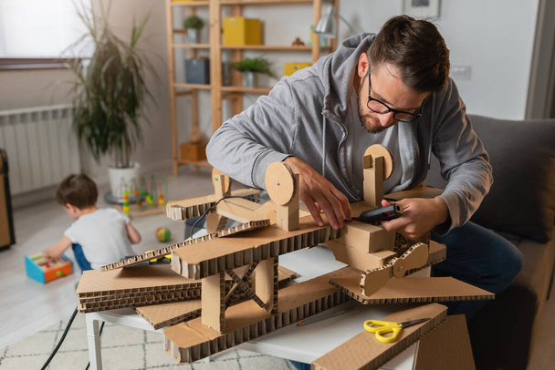 padre che fa piano in legno per suo figlio - Foto, immagini