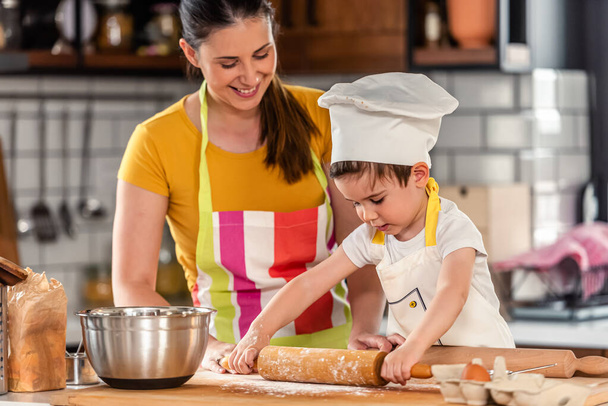 mother cooking with son. working with dough - Fotoğraf, Görsel