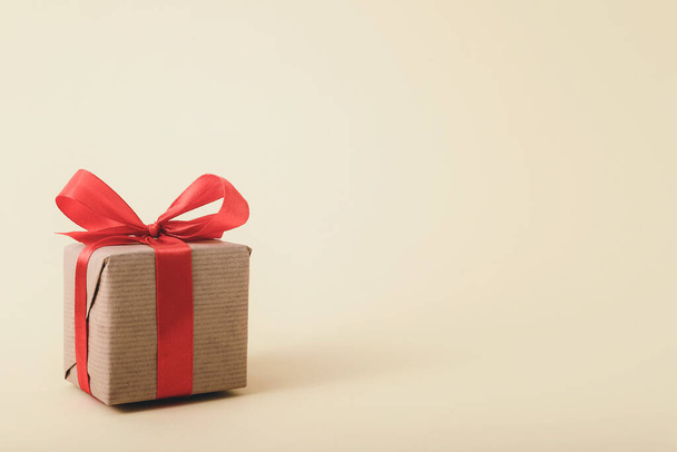 Caja de regalo con lazo blanco
   - Foto, imagen