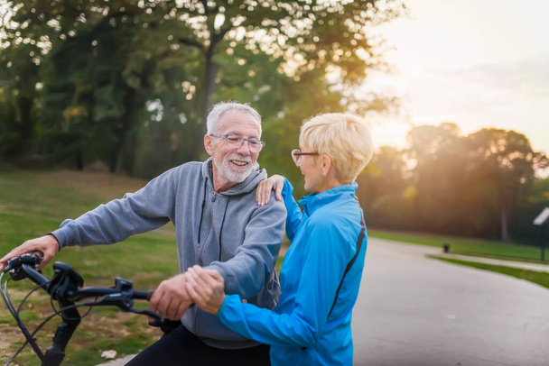 felice coppia anziana in bicicletta  - Foto, immagini